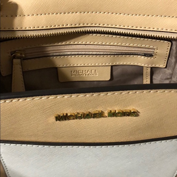 Michael Kors crossbody - Picture 3 of 4